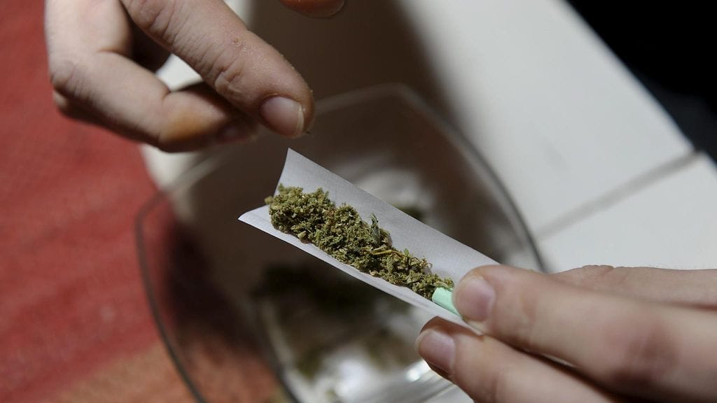 Aulin perheessä ongelmat alkoivat, kun mitkään äidin asettamat kotiintuloajat eivät pitäneet. Poika hävisi yöksi omille teilleen, ja kun hän lopulta tuli kotiin, hän vain nukkui. Kuvituskuva.