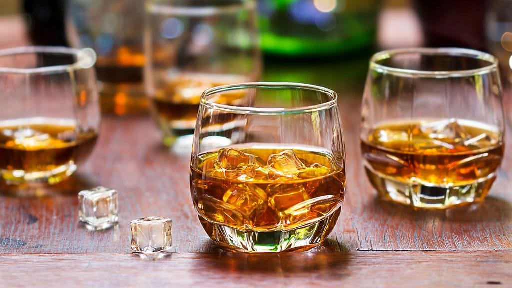 Kotikutoista yskänlääkettä ei aivan baarista saa, sillä viskin sekaan lisätään myös hunajaa ja sitruunaa. Kuvituskuva.