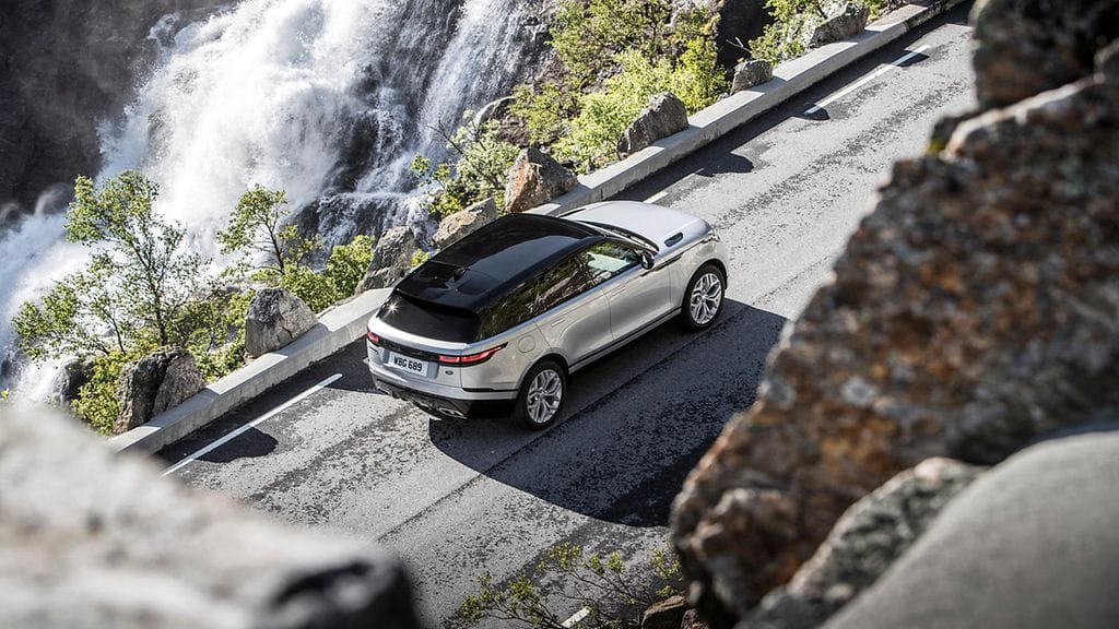 Range Rover Velar lintuperspektiivistä kuvattuna.