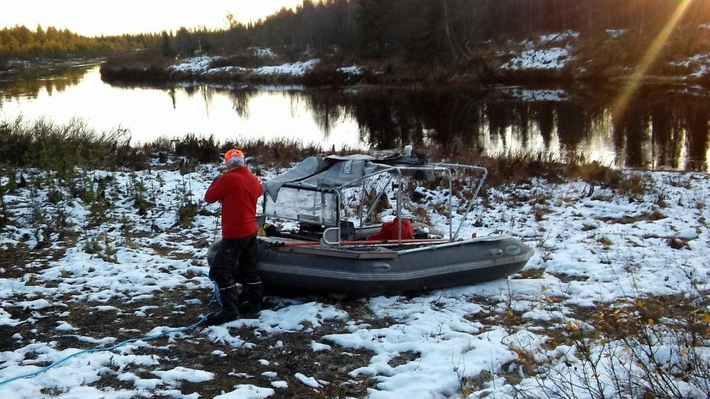 Savukoski lumi helpotti veneen maihinnostoa