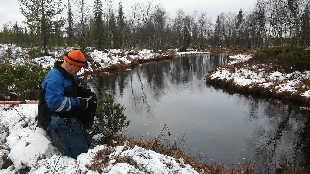 Reino Savukoski asentaa kameraa valmiiksi kuvaukseen.