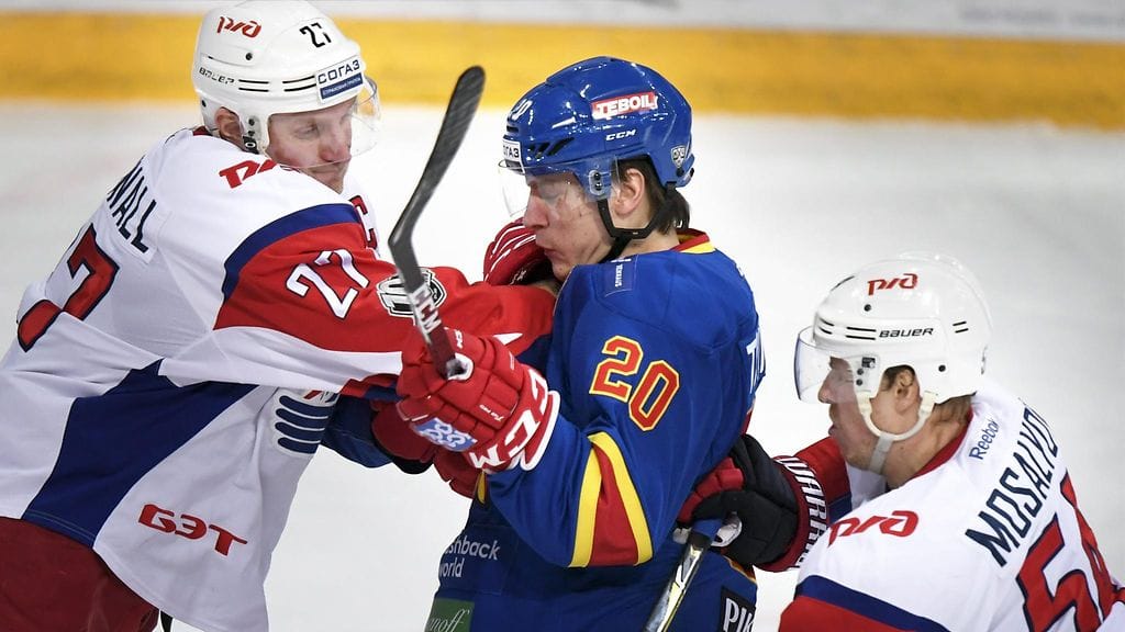 Eeli Tolvanen Lokomotivin Staffan Kronwallin (vas.) ja Denis Mosalevin pihdeissä.