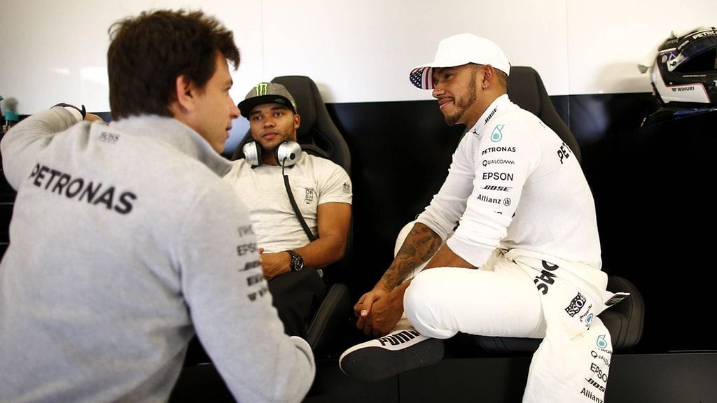 Toto Wolff keskustelemassa Lewis Hamiltonin ja tämän Nicolas-veljen (kesk.) kanssa Yhdysvaltojen GP:ssä.