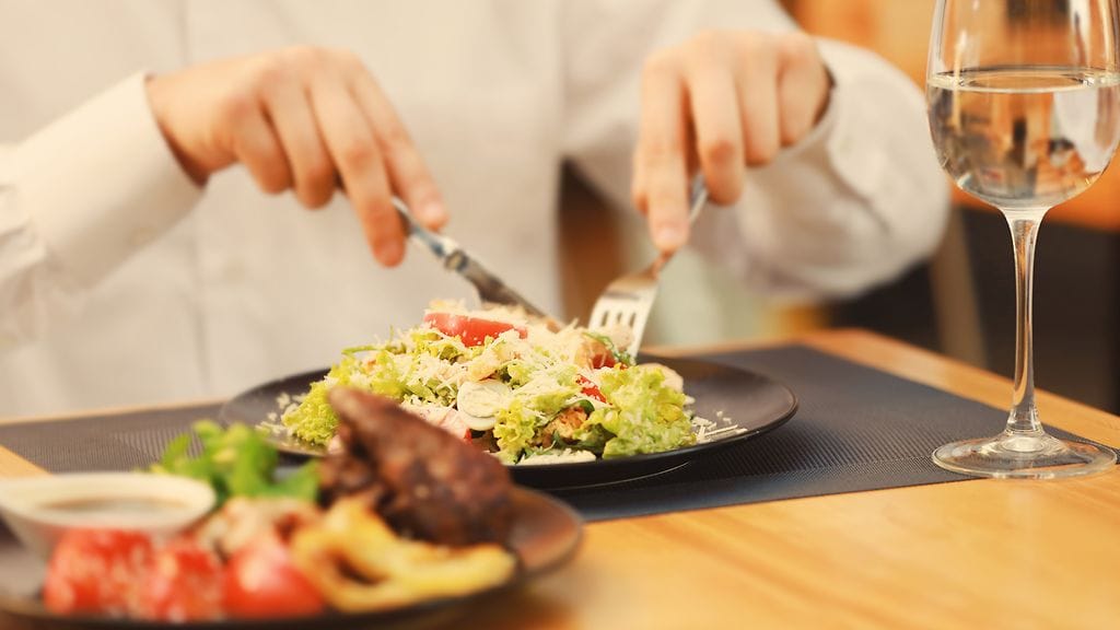 Ravintolassa pahimmat toisia syöjiä häiritsevät tavat ovat niistäminen, suu auki syöminen sekä puhelimeen puhuminen.