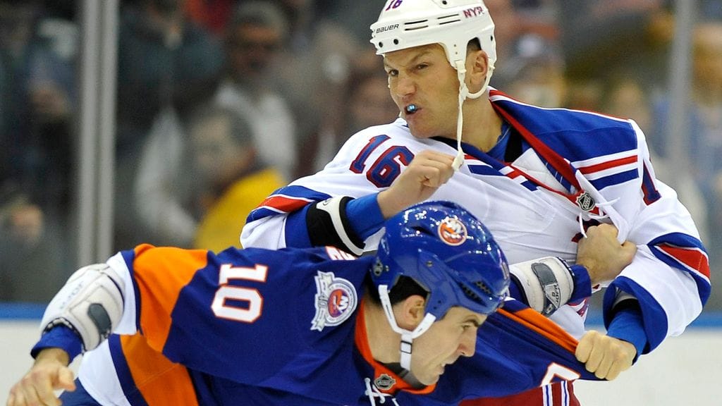 Sean Avery (takana) tappelemassa Mike Mottaun kanssa marraskuussa 2011. Avery pelasi NHL:ää NY Rangersin lisäksi Detroitissa, Los Angelesissa ja Dallasissa.