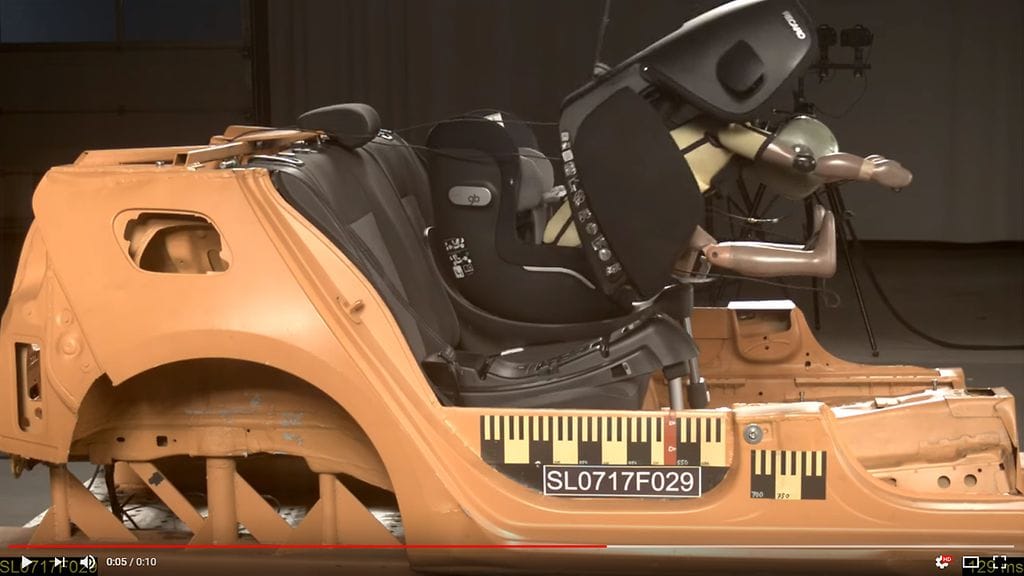 Kuvankaappaus Autoliiton heinäkuussa julkaisemalta YouTube-videolta. Recaro Optia -turvaistuin irtosi etutörmäystestissä telakastaan. Videon löydät tämän artikkelin lopusta.
