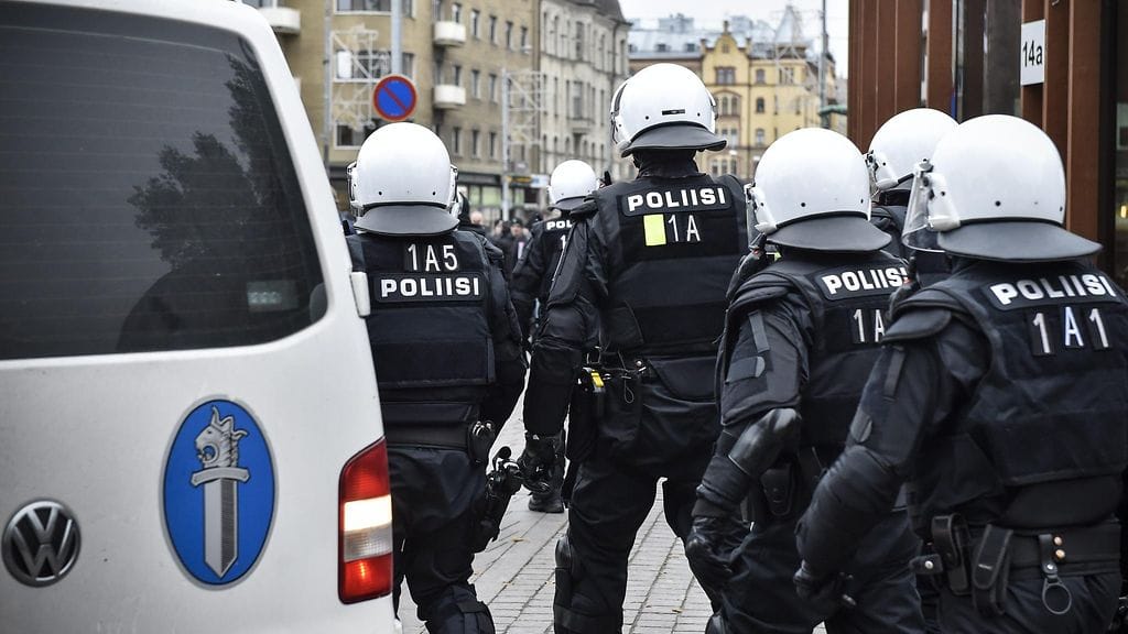 Tuohtumuksesta huolimatta haastatellut poliisit kertoivat selvinneensä tilanteista ilman ylilyöntejä, vaikka "teki mieli tirvaista päin näköä" -tyyliset vastaukset eivät artikkelin mukaan olleet tavattomia.