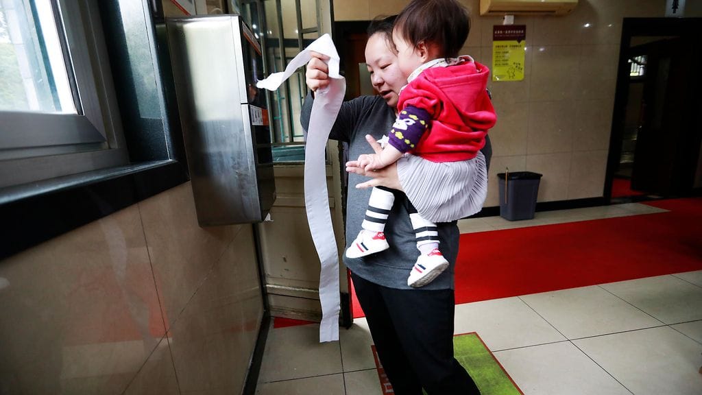 Vessapaperia saa kasvojentunnistuksen jälkeen.