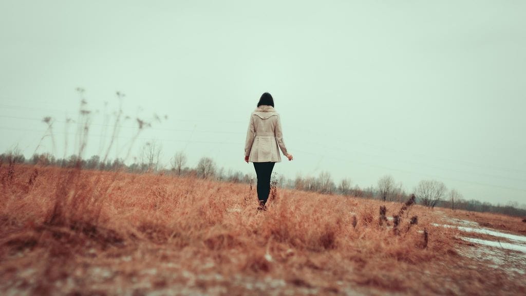 Ilman vanhempien viisaita neuvoja olo voi tuntua eksyneeltä. Kuvituskuva.