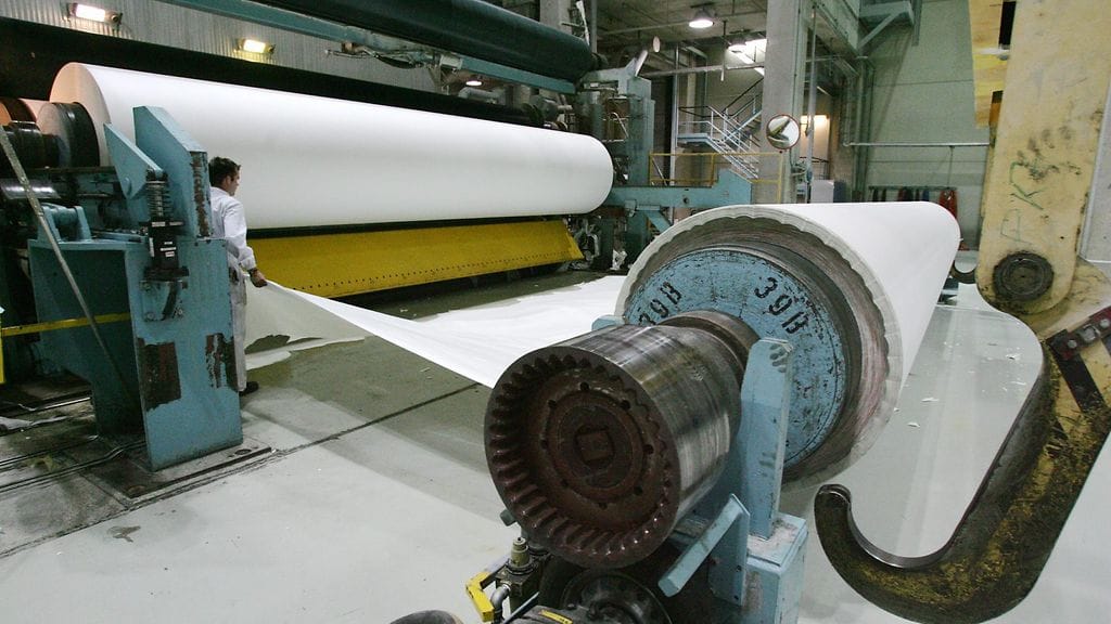 Kuva UPM Kymmenen Kaipolan tehtaan paperikoneesta vuonna 2005.