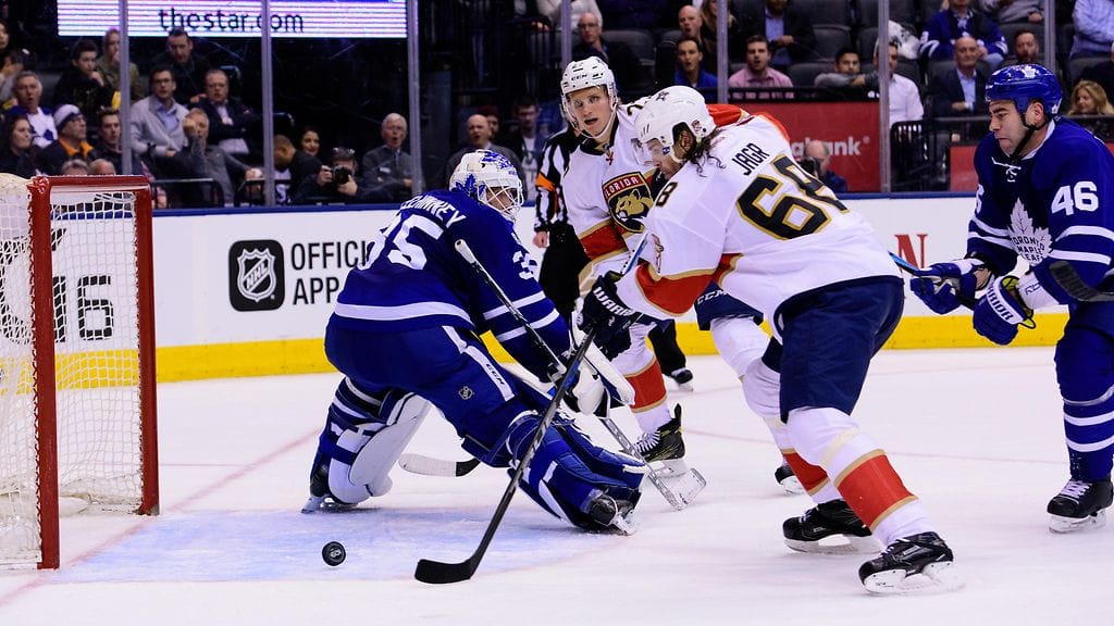 Jaromir Jagr maalinteossa viime NHL-kaudella Florida Panthersin paidassa. Tshekkilegenda edustaa tällä kaudella Calgary Flamesia.