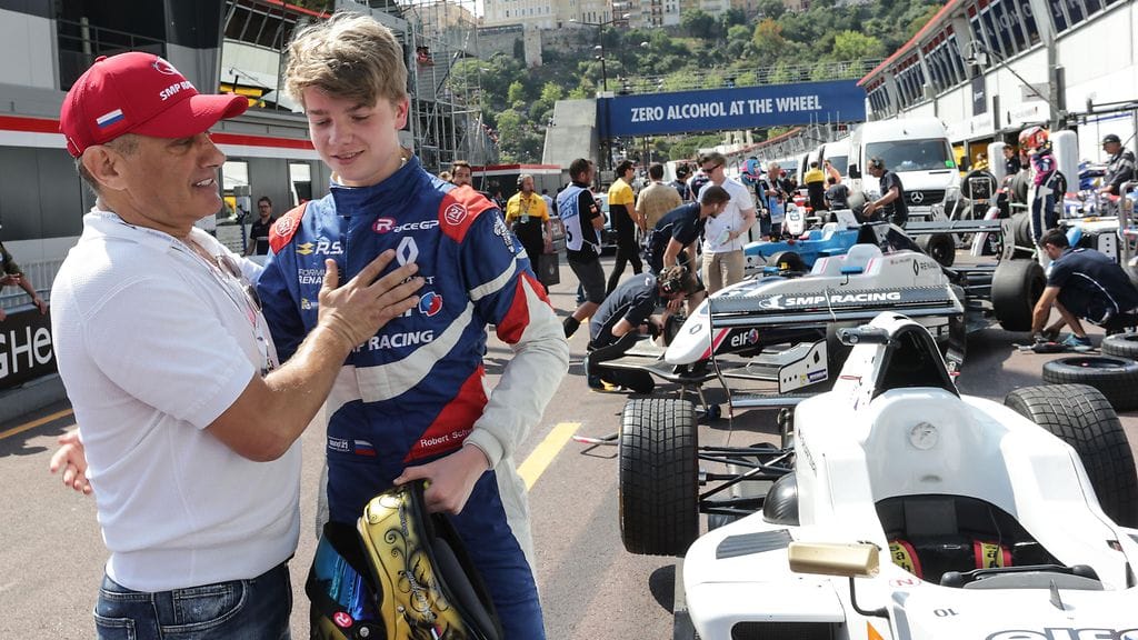 Robert Shwartzman venäläisen SMP Racingin tallipäällikön Boris Rotenbergin syleilyssä.