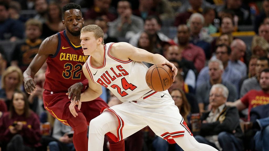 Lauri Markkanen taistelemassa Clevelandin Jeff Greenin kanssa.