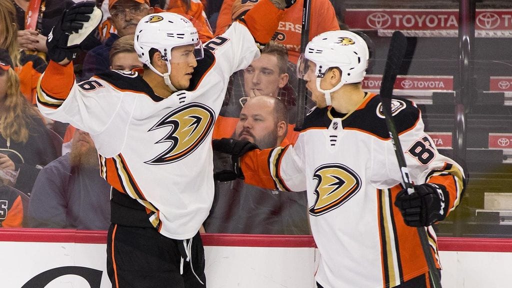 Brandon Montour ja Kalle Kossila juhlivat maalia.