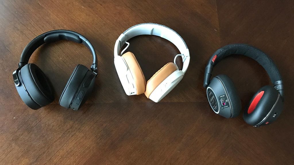 Kuulokekokeilun osallistujat vasemmalta oikealle: Skullcandy Hesh 3, Skullcandy Crusher Wireless ja Plantronics Voyager 8200 UC.