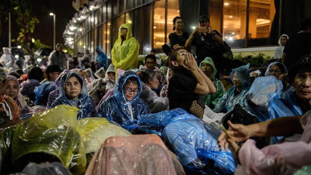 Kuninkaan asemaa ovat sementoineet myös lait, joka kieltävät monarkian arvostelun. Kuvassa surijoita tämän pyhätön ulkopuolella.