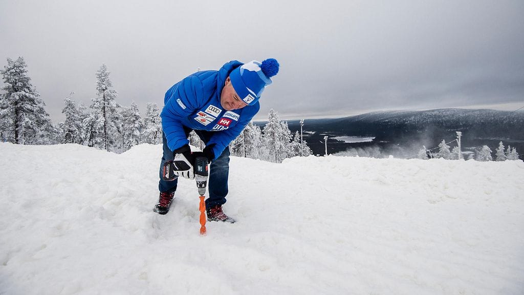 Levin kilpailujohtaja Petri Tuomikoski tutkii lumen syvyyttä