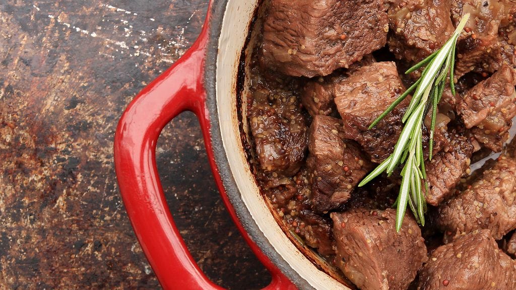 Alénin burgundinpadan lihanpalat ovat kunnon kokoisia, eikä siihen tule porkkanaa tai selleriä. Kuvituskuva.