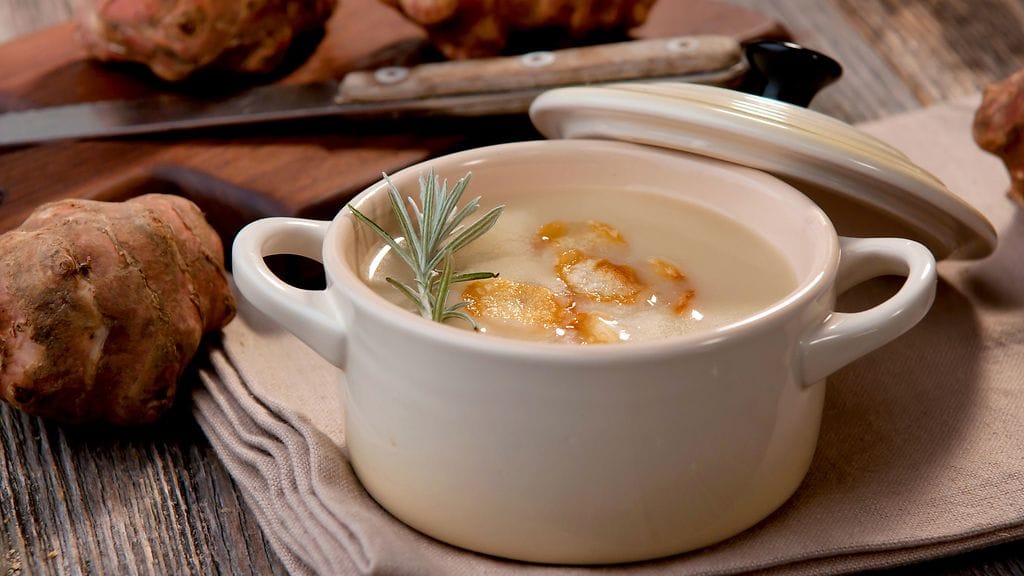 Lämmin maa-artisokkakeitto on ihana syksyinen herkku.