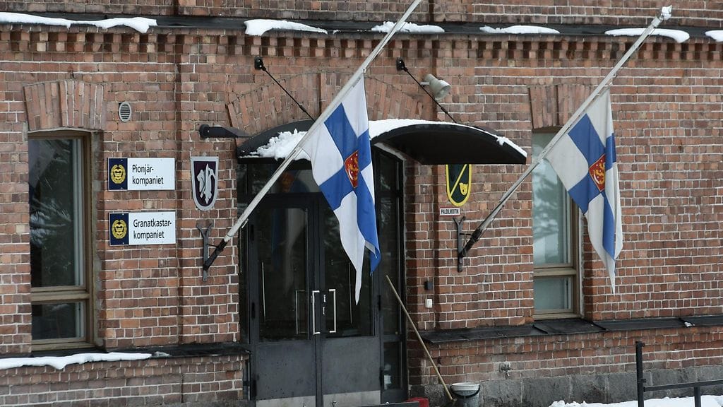 Dragsvikin varuskunnassa liput nostettiin tänään tapahtuneen turman vuoksi puolitankoon.