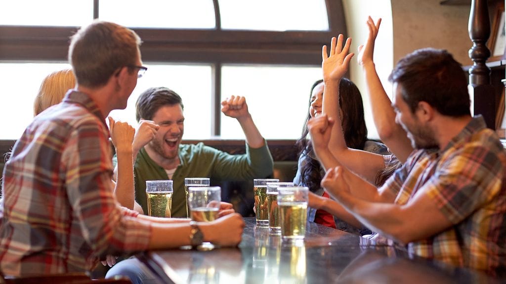 ystävät baarissa
