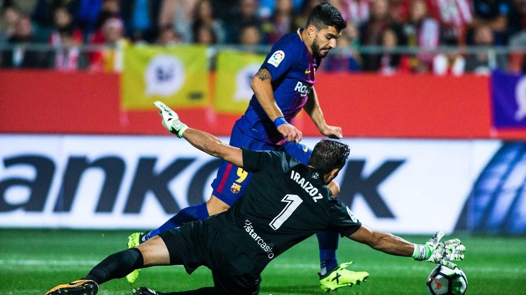 Barcelonan Luis Suarez ja Gironan maalivahti Gorka Iraizoz vastakkain Espanjan liigan ottelussa syyskuussa.