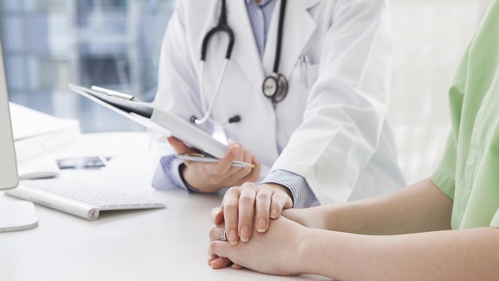 Huhtikuussa eduskuntaan lähetetyssä, yli 59 000 kannatusilmoitusta keränneessä aloitteessa vaaditaan, että vakuutus- ja eläkelaitosten lääkäreiltä on poistettava mielivaltainen oikeus kumota potilasta hoitavan lääkärin lausuntoja.