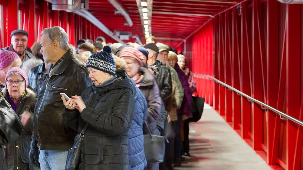 Ihmiset jonottivat sisäänpääsyä uuden kauppakeskuksen avajaisissa. Kuva: Juuso Salakka / Kuudes