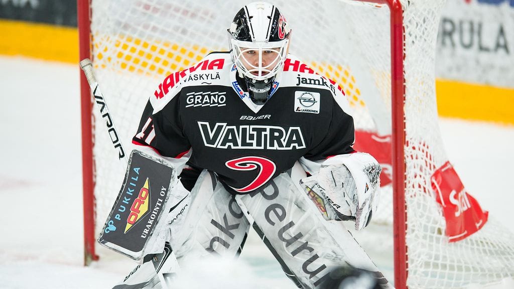 Eetu Laurikainen JYPin maalilla.