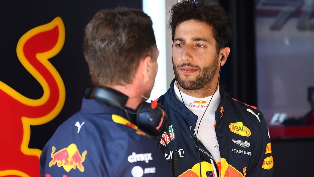 Tallipäällikkö Christian Horner joutui perustelemaan moottoripäätöstä kuljettajalleen Daniel Ricciardolle.