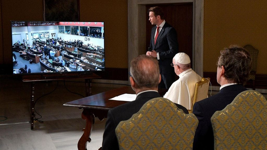 Kuvaa paavin käymästä videopuhelusta.