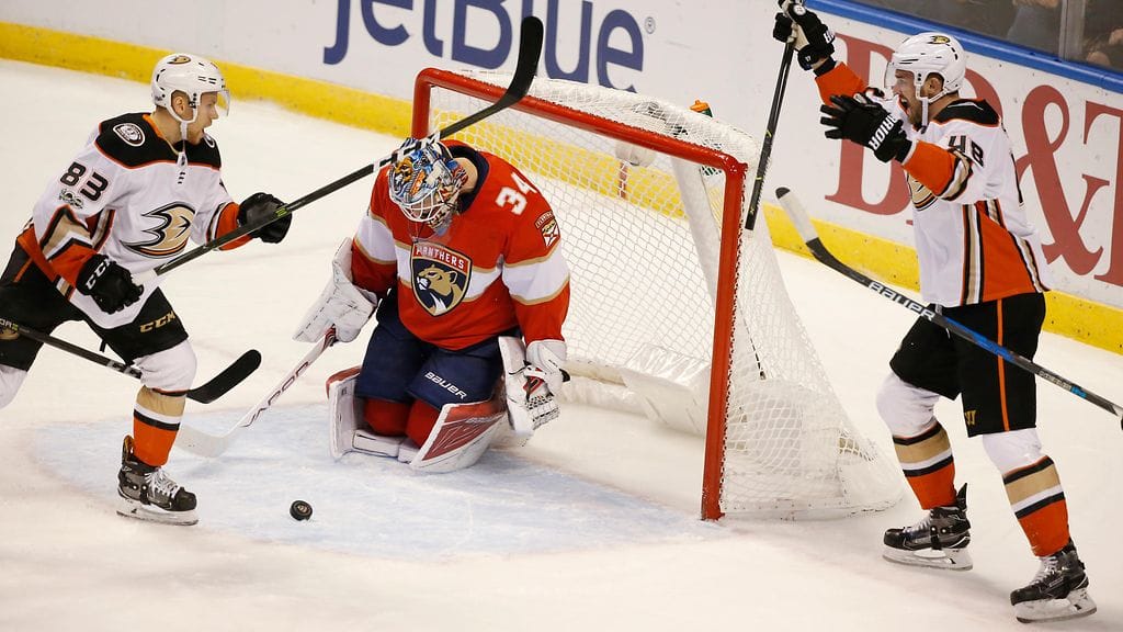 Kalle Kossila (vas.) rikkoi kuparisen NHL:ssä Floridaa vastaan.