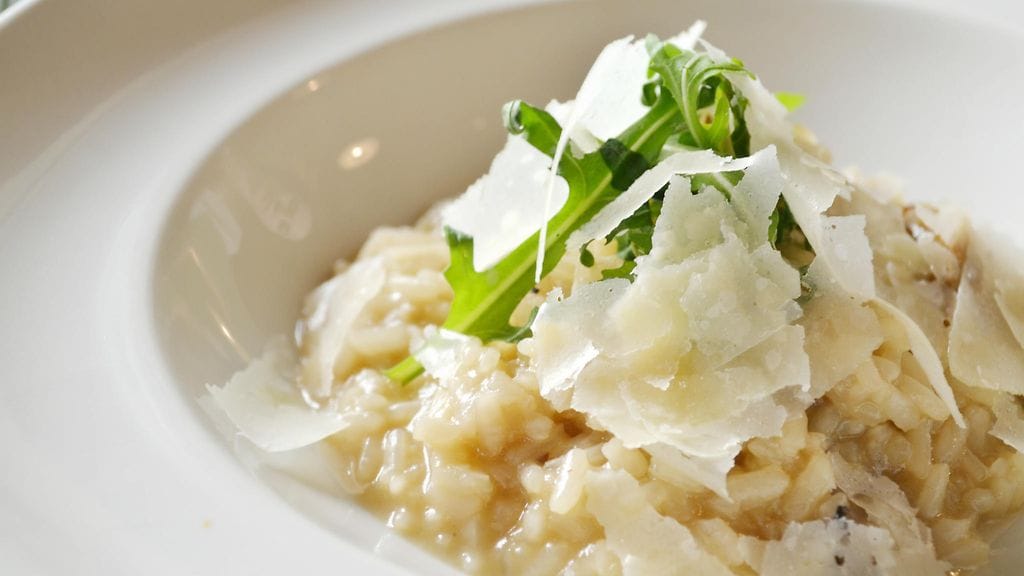 Parmesaanilastut ja rucola kruunaavat herkullisen risottoaterian.