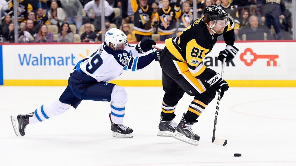 Patrik Laine yritti häiritä maalintekoa virheensä jälkeen, mutta Phil Kessel iski jatkoaikaratkaisun.