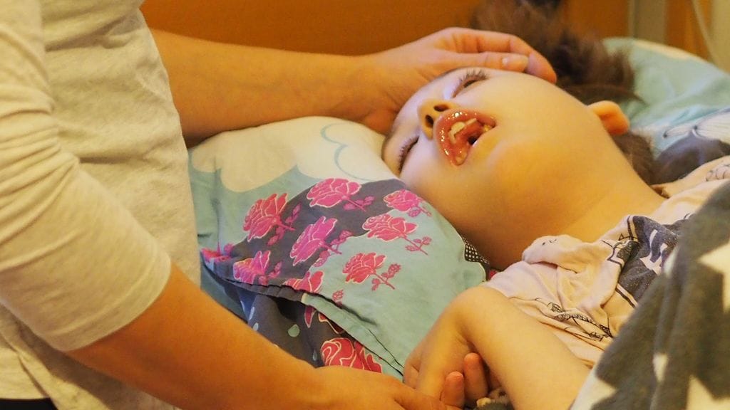 10-vuotias Ella asuu perheensä ympäröimänä omassa kodissaan, jossa äiti Miira on päättänyt pitää Ellan loppuun asti.