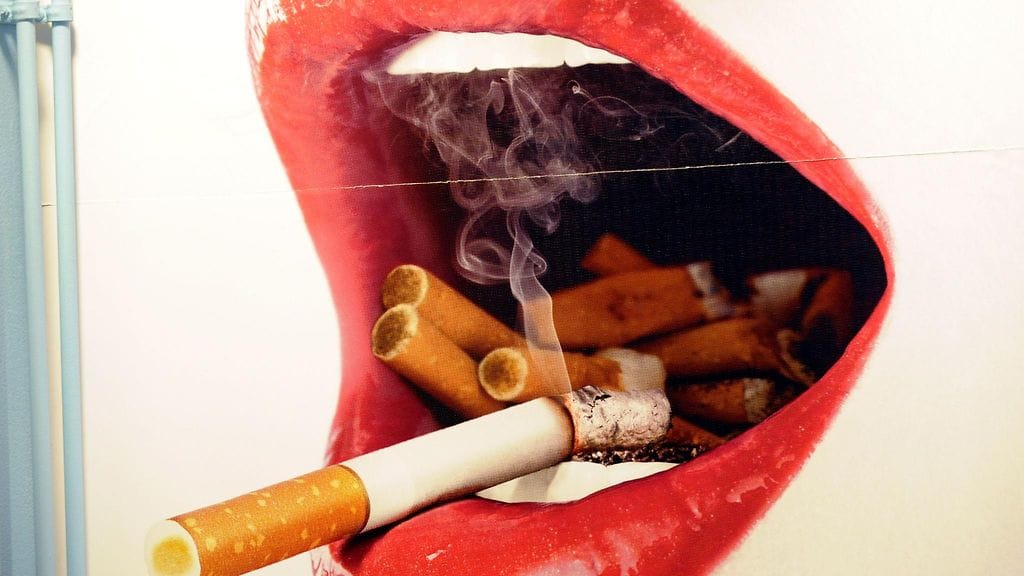 Tupakoinnin vastainen seinämaalaus Syöpäjärjestöjen tiloissa Helsingin Iso-Roobertinkadulla.