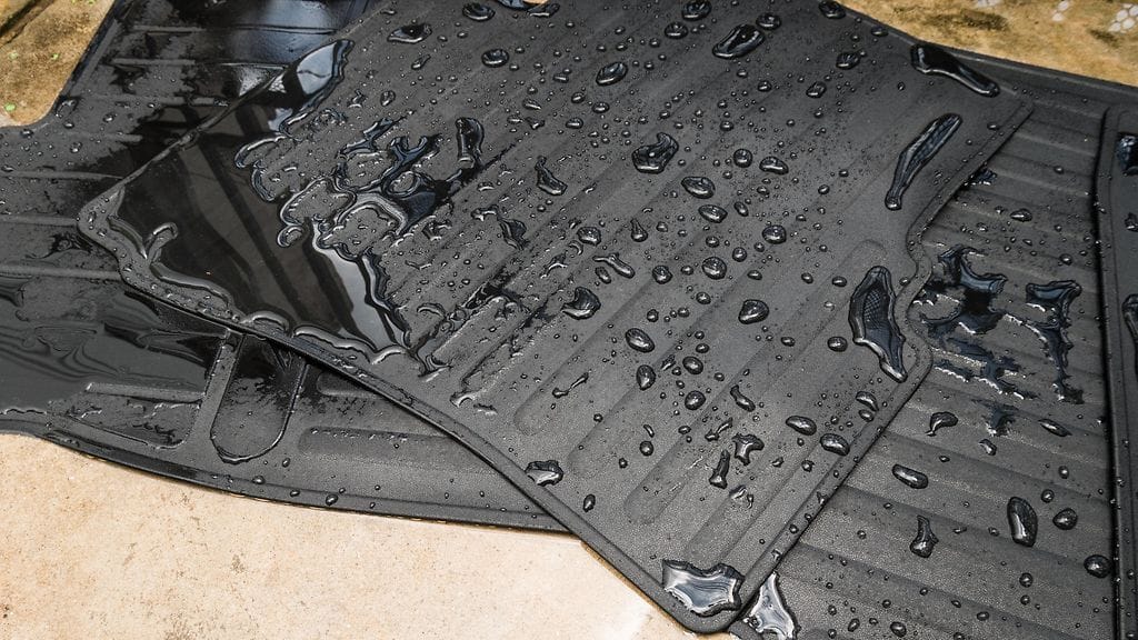 Kuvituskuva. Kuvassa auton matto, ei Balenciagan uutuushame.