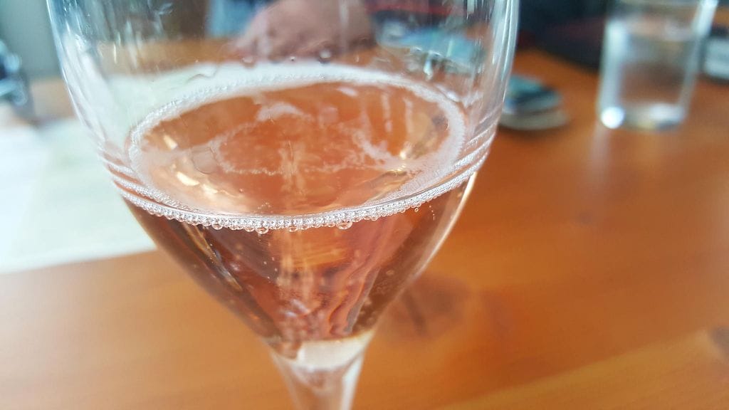 Tällä hetkellä laseissa poreilee monipuolineen roseekuohuva.