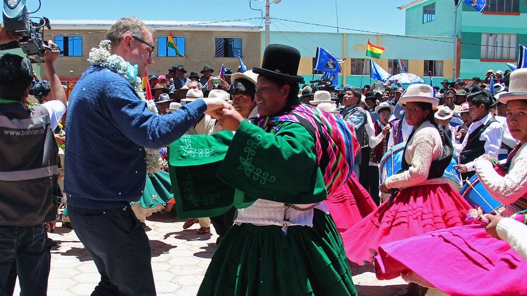 Pääministeri Juha Sipilä tanssi Andien alkuperäiskansaan kuuluvien naisten kanssa Bolivian-vierailullaan 26. lokakuuta 2017.