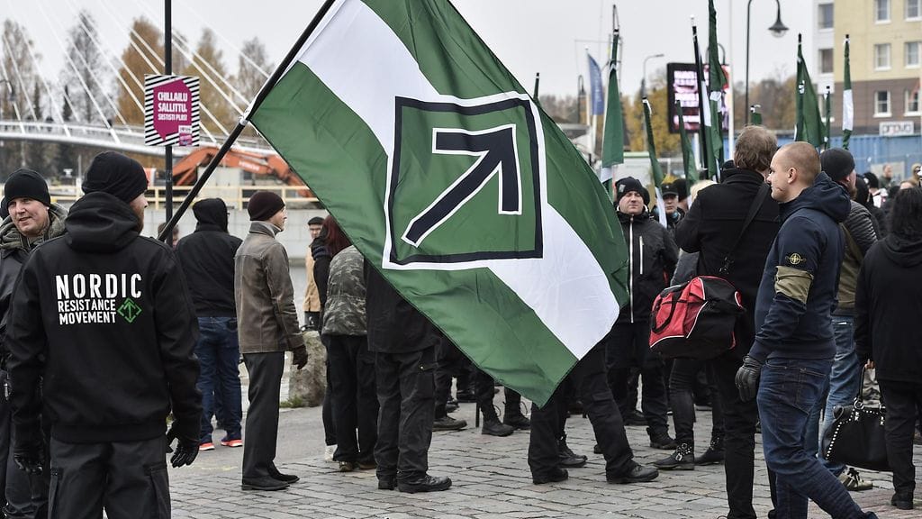 Uusnatsijärjestö ajaa oikeuden mukaan demokraattisten arvojen kanssa yhteensopimattomia tavoitteitaan laittomin ja räikeästi hyvän tavan vastaisin keinoin, solvaa kansanryhmiä ja levittää vihapuhetta.