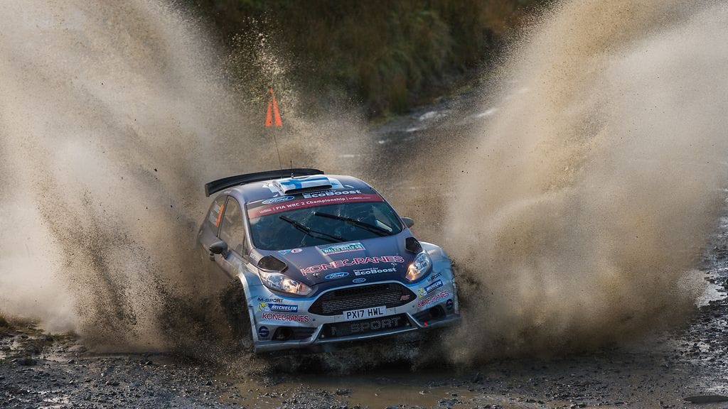 Teemu Suninen putosi lähes kolmen minuutin päähän WRC2-luokan kärjestä rengasrikon vuoksi.