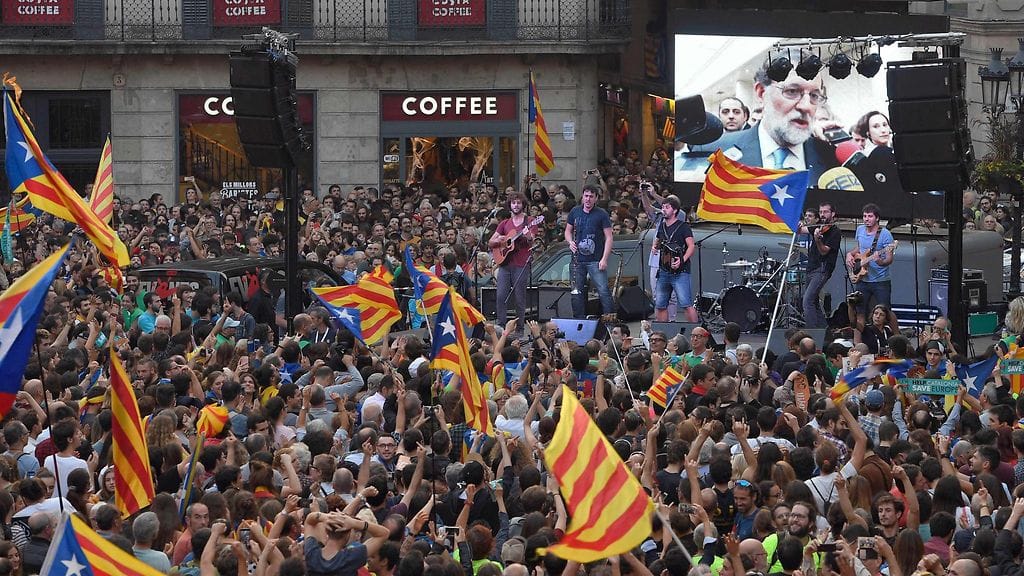 Espanjan hallitus on hajottanut itsehallintoalueen aluehallituksen ja -parlamentin sekä määrännyt Kataloniaan uudet vaalit.