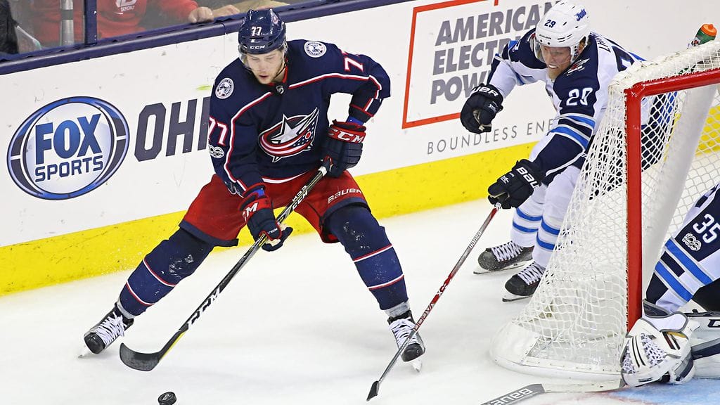 Patrik Laine (oik.) ei pysynyt jatkoajalla maalintekoon karanneen Josh Andersonin perässä.