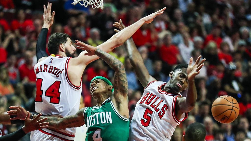 Nikola Mirotic (vas.) on saanut tarpeekseen Bobby Portisista (oik.) samassa seurassa.