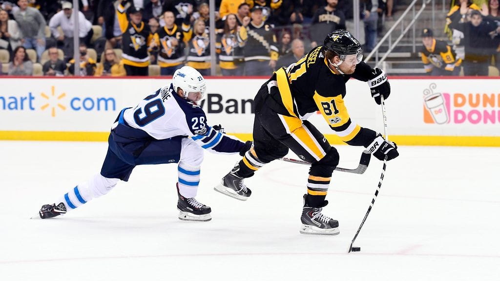 Pittsburghin Phil Kessel käytti Patrik Laineen harhasyötön hyväkseen toissa yönä. Laine ei onnistunut enää estämään Kesselin maalaamista.