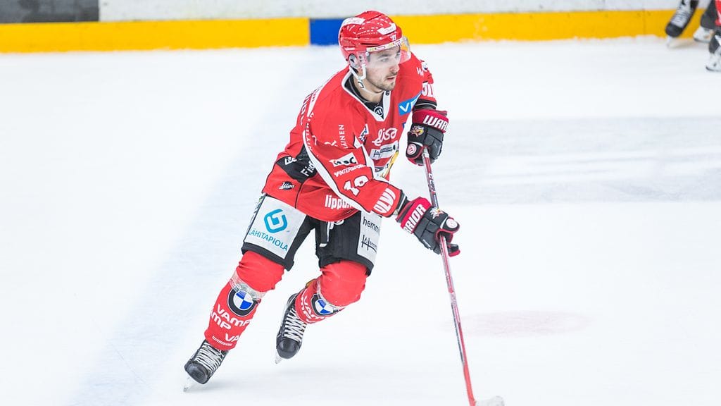 Sam Povorozniouk sai suihkukomennuksen puremisesta.