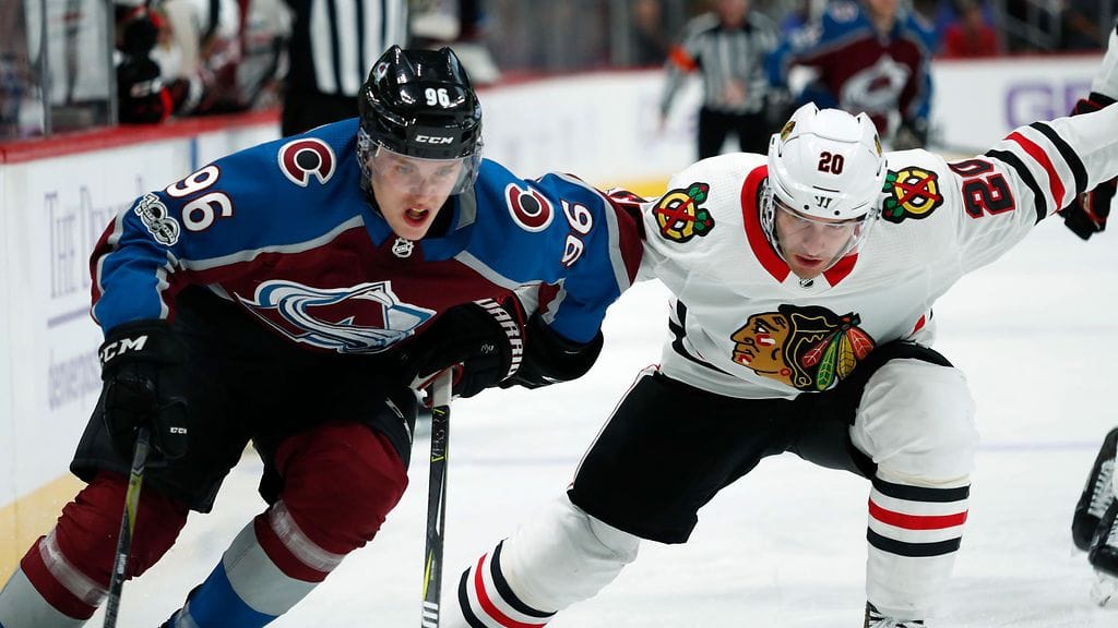 Mikko Rantanen ohittamassa Chicagon Brandon Saadia.