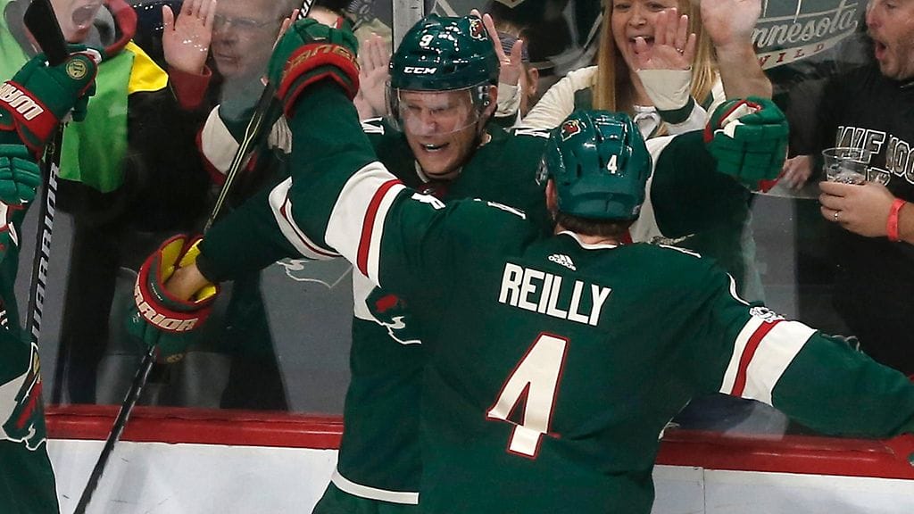 Mikko Koivu ja Mike Reilly juhlivat ottelun päätösmaaliksi jäänyttä Minnesotan 2–1-osumaa.