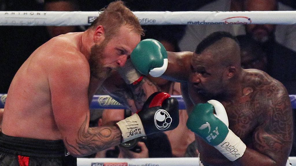 Dillian Whyte (oik.) oli Robert Heleniusta vastaan selkeästi aloitteellisempi nyrkkeilijä.