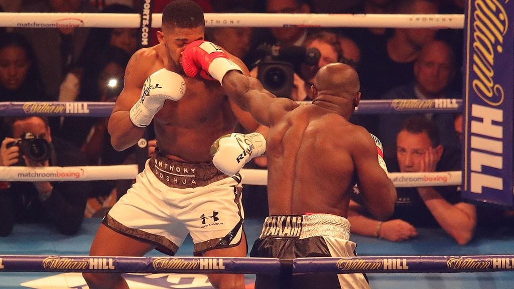 Anthony Joshua (takana) pelkäsi murtaneensa nenänsä.